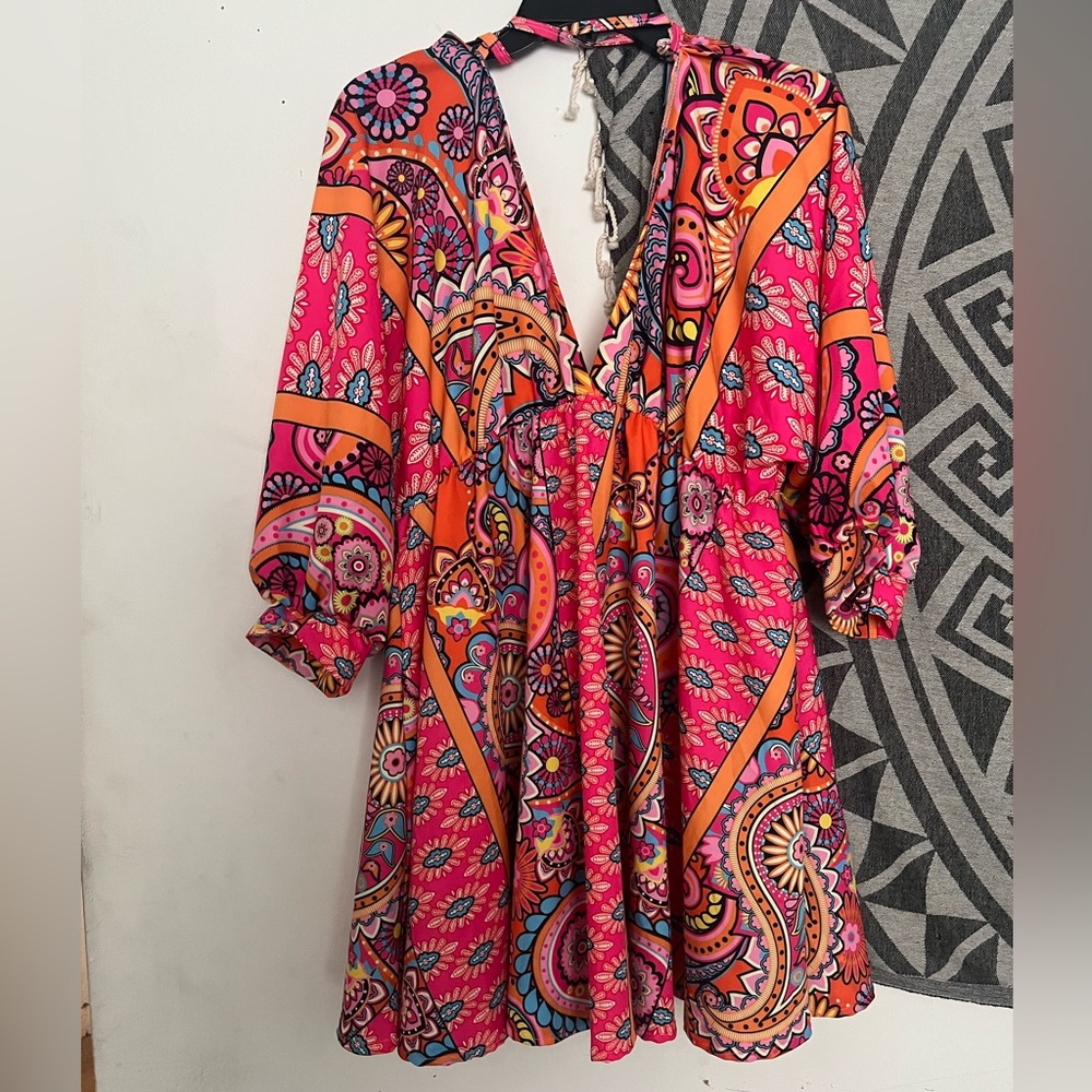 Boutique v neck dress